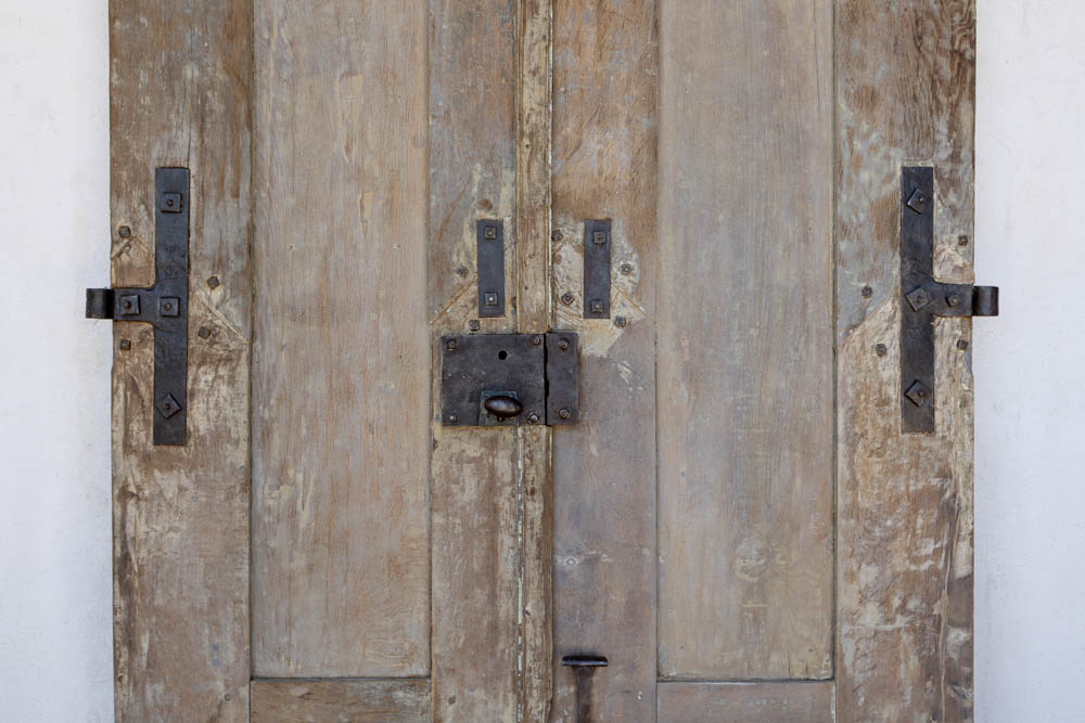 Pair of 17th c Entrance Doors from a Maison de Ville in Nancy, France - image 4