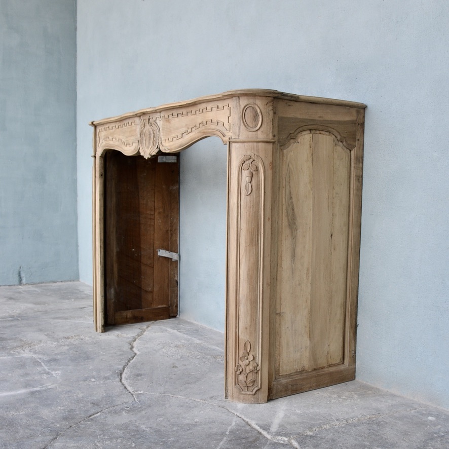 18th c. Wooden Cheminée from a Maison Particulaire in Bordeaux, France - image 2