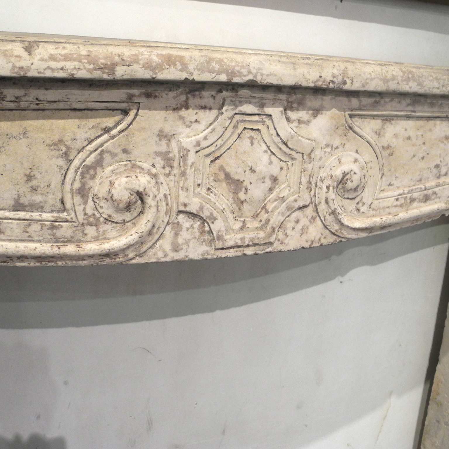 18th c Cheminee from an apartment in Aix en Provence - image 4