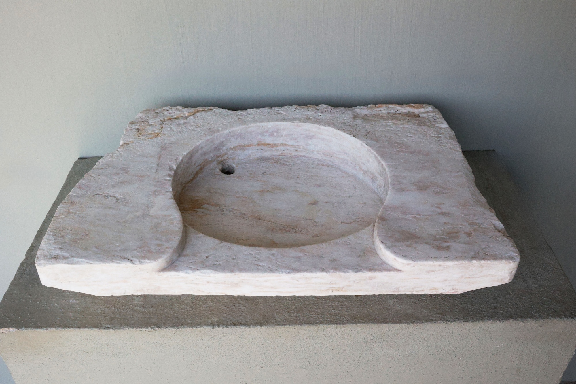 18th c. Marble Evier from a Maison Particulaire in Montpellier, France - image 4