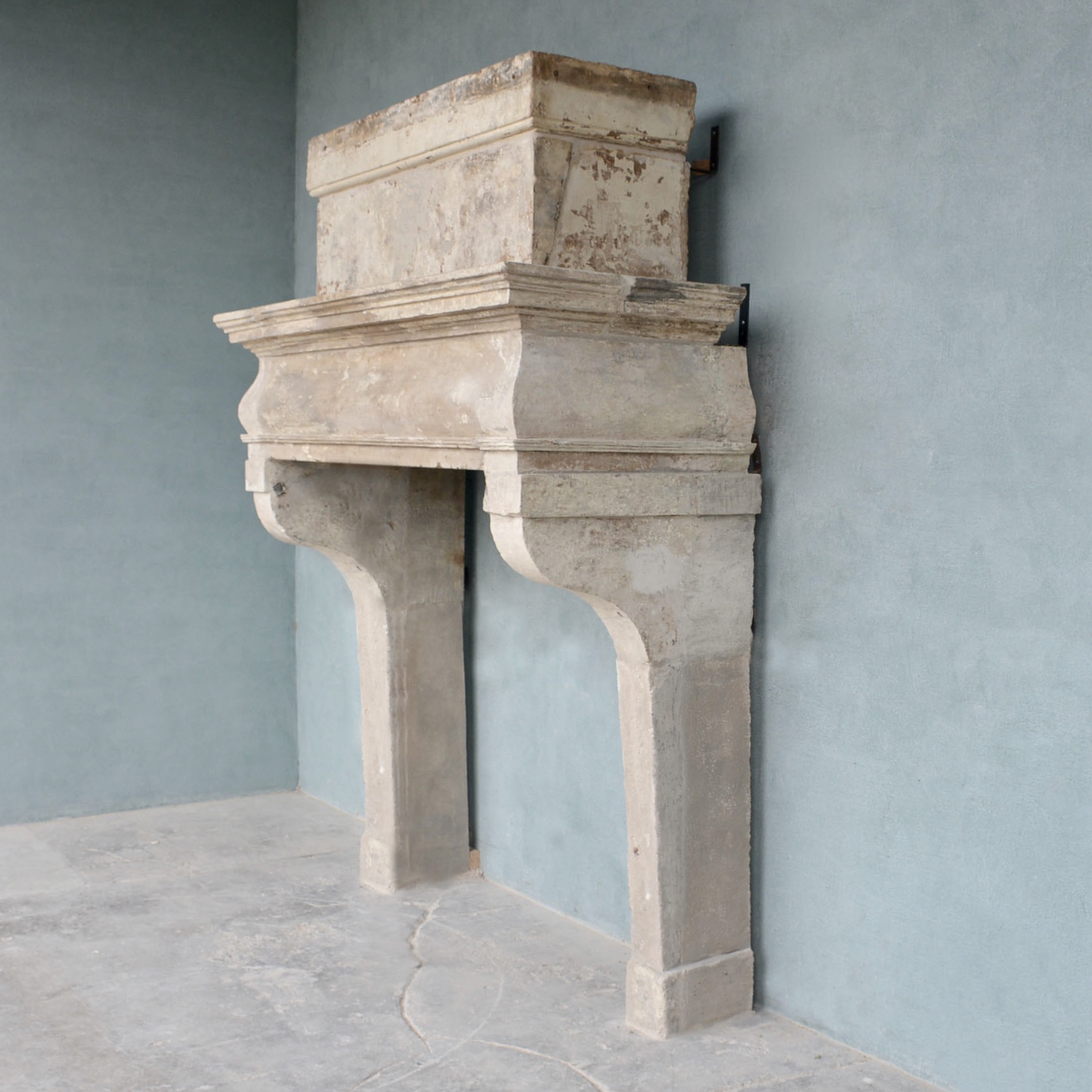 18th c. Cheminée from a Bastide near the Provencal town of Cavaillon, France - image 3