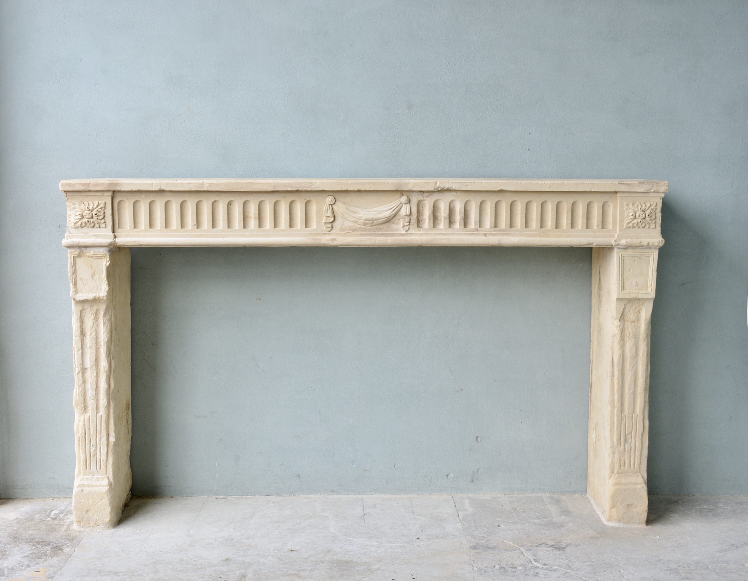 Louis XVI Cheminée from the Salon of an 18th c. Maison de Ville in Avignon, France