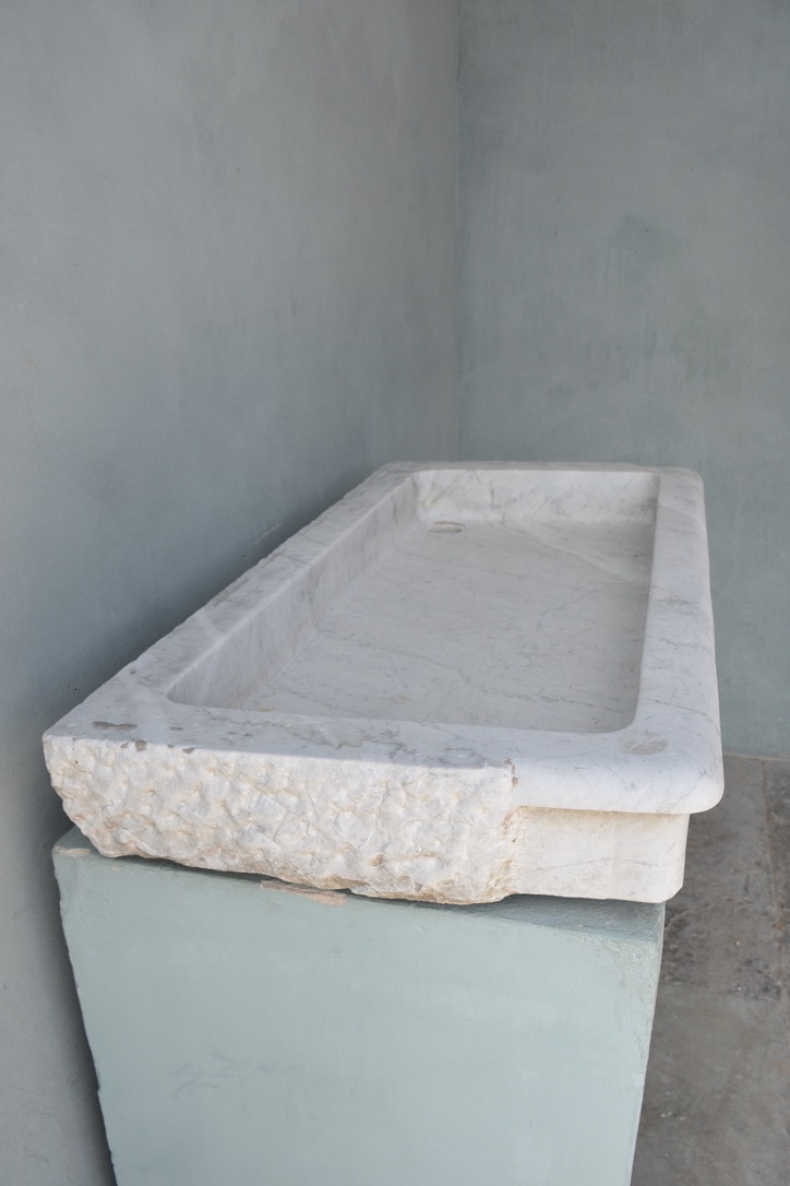 19th c. Marble Sink from a house in the village center of Alba, Italy - image 3