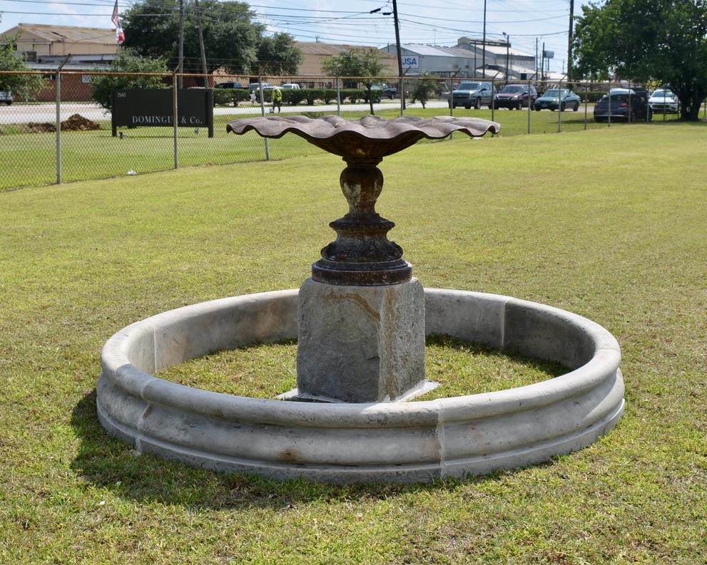 19th c. Center Fountain from the Courtyard of a Maison Particulaire in Avignon, France - image 4