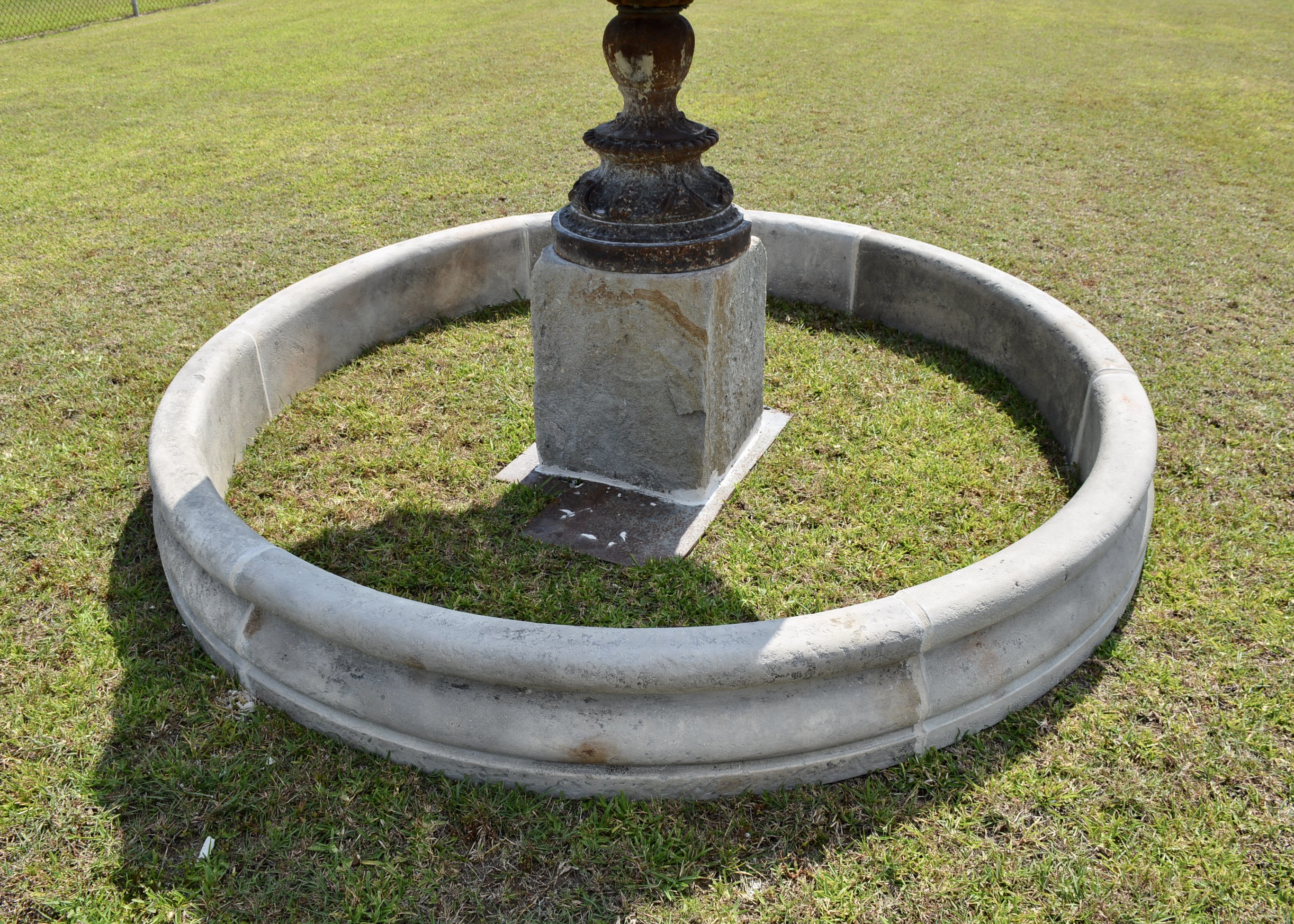 19th c. Center Fountain from the Courtyard of a Maison Particulaire in Avignon, France - image 3