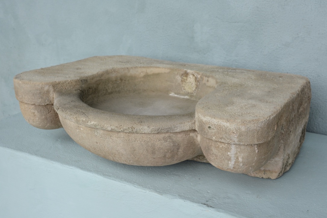 18th c Evier from a Bastide outside of the Provencal village of Bonnieux - image 3