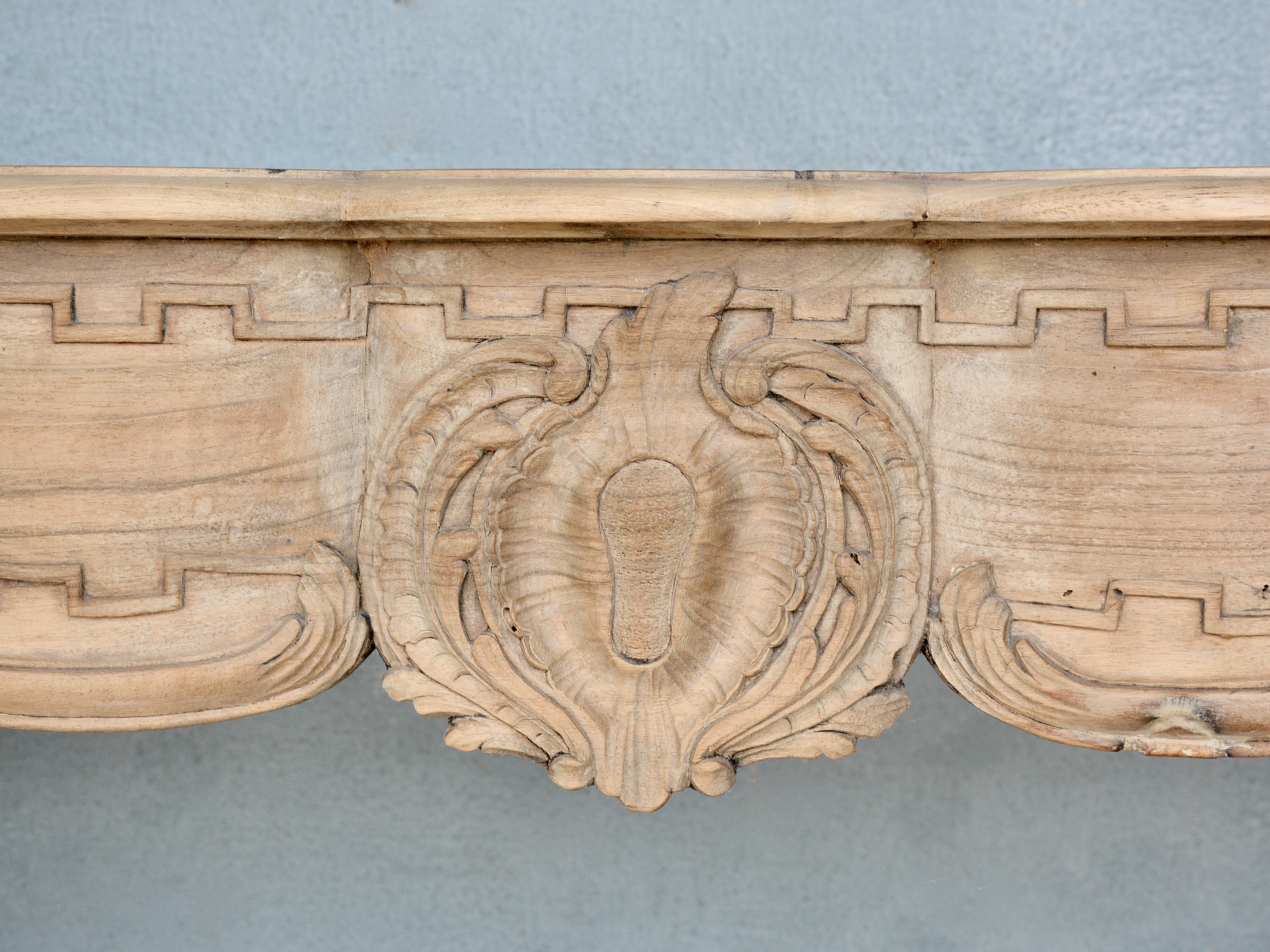 18th c. Wooden Cheminée from a Maison Particulaire in Bordeaux, France - image 5