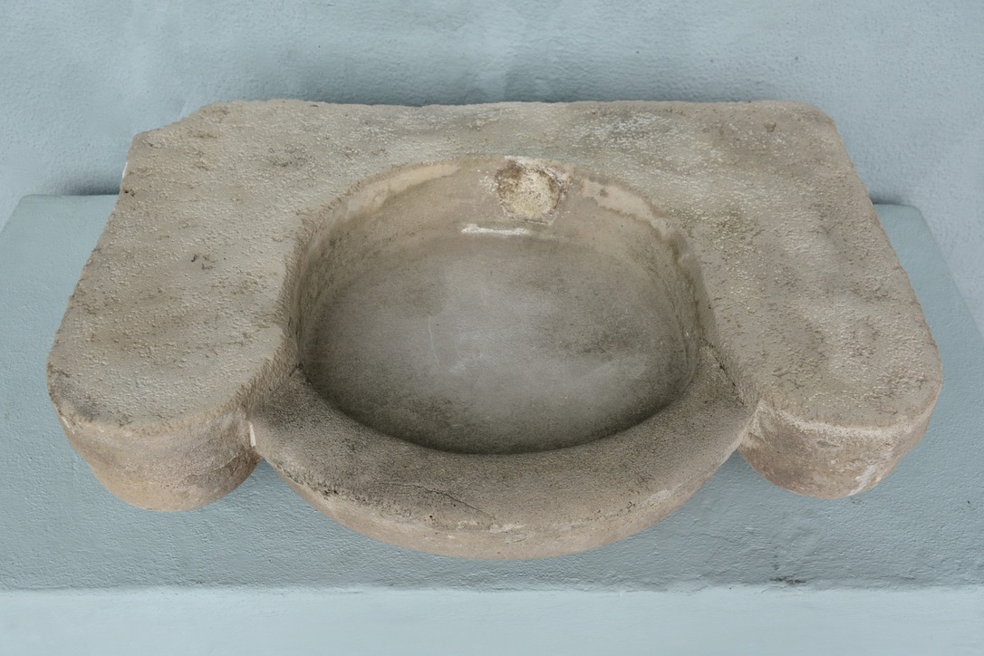 18th c Evier from a Bastide outside of the Provencal village of Bonnieux - image 2
