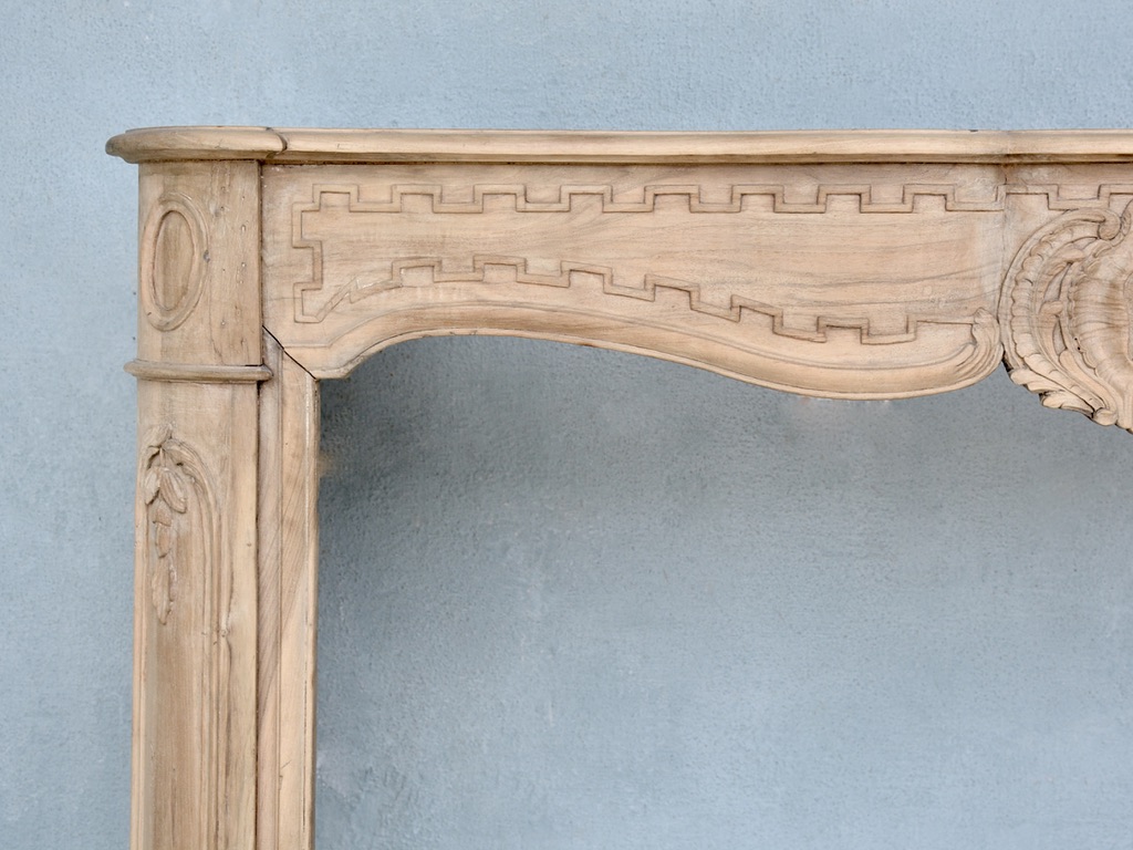 18th c. Wooden Cheminée from a Maison Particulaire in Bordeaux, France - image 3