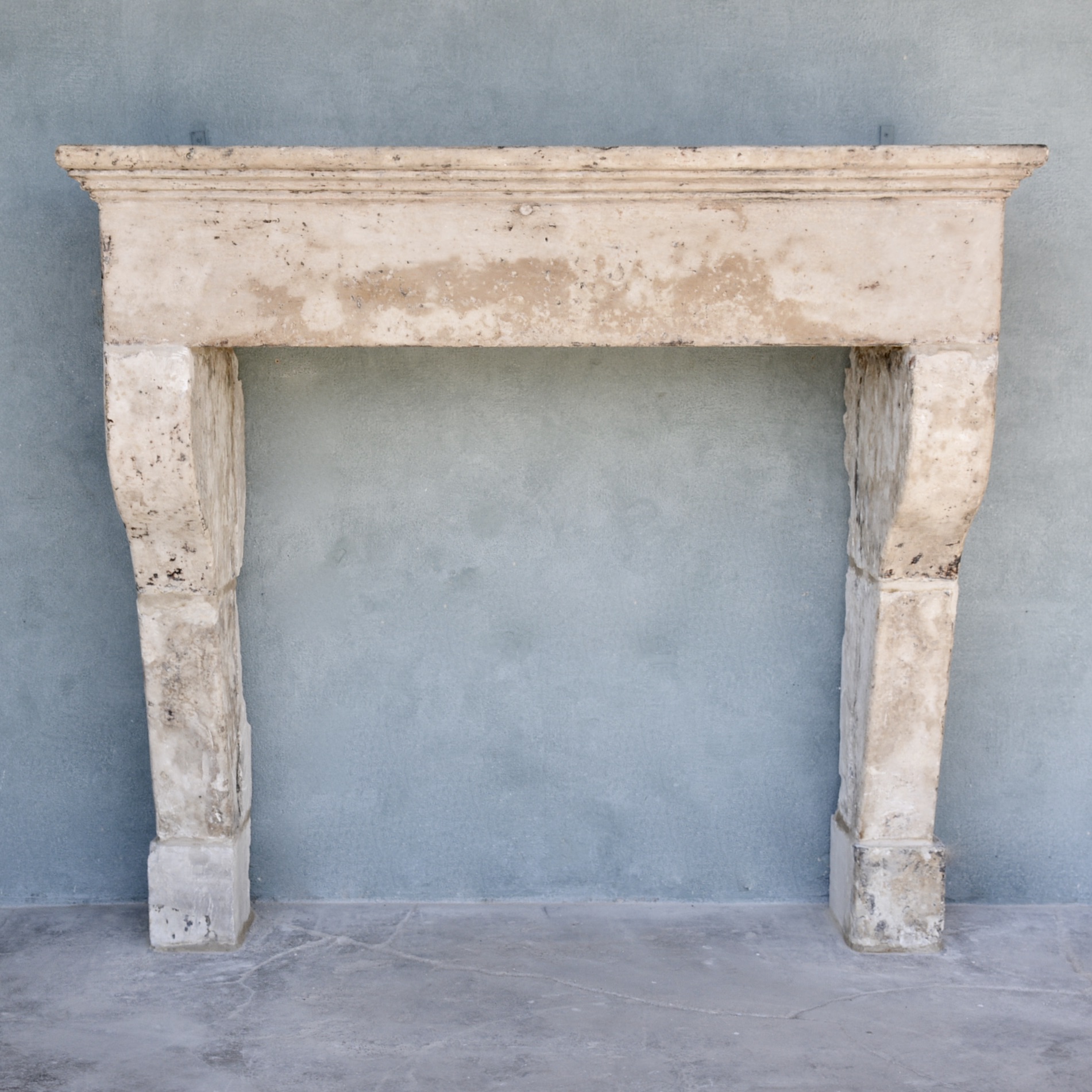 18th c. Cheminée from the Bordeaux Region