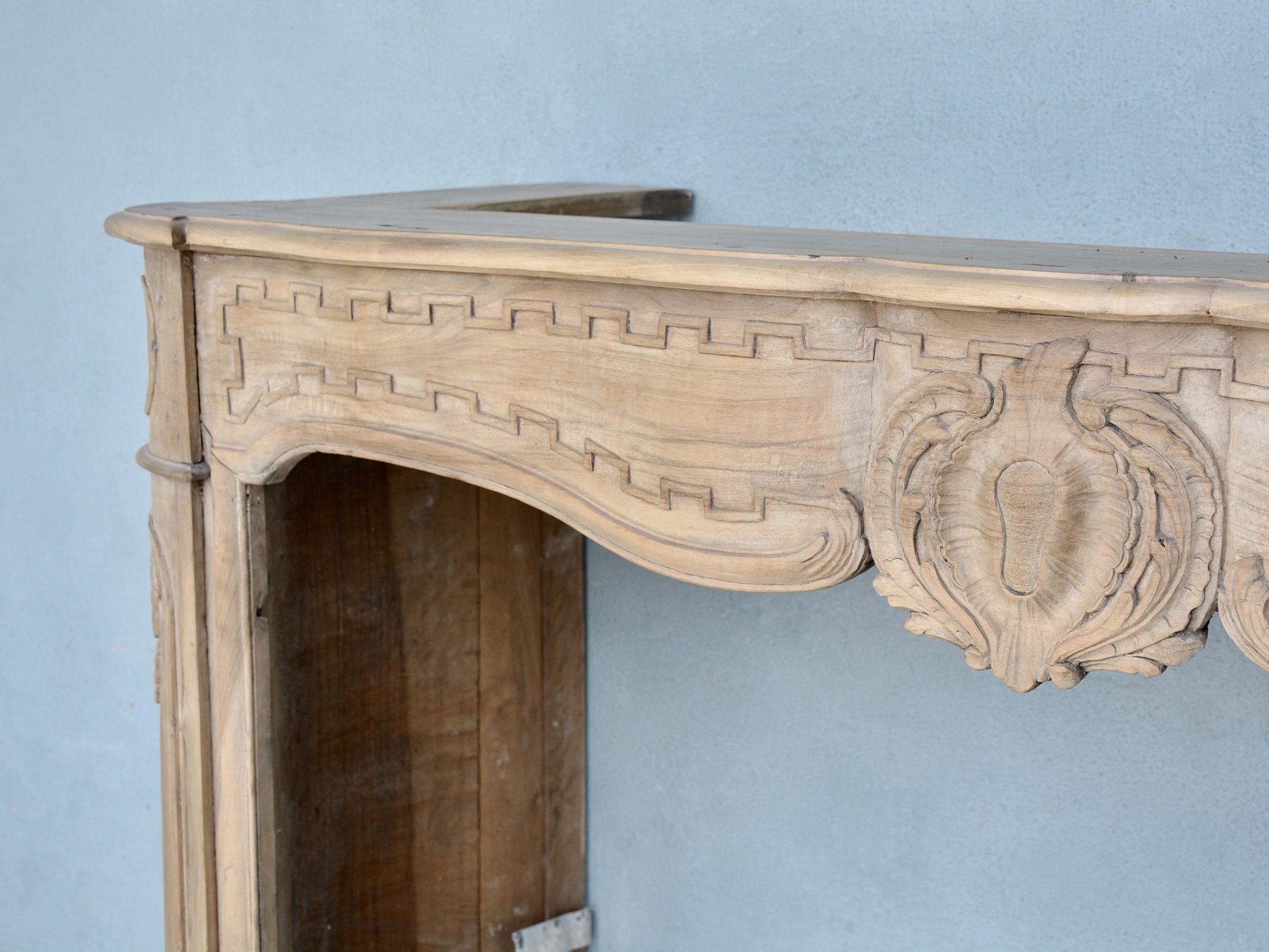 18th c. Wooden Cheminée from a Maison Particulaire in Bordeaux, France - image 4