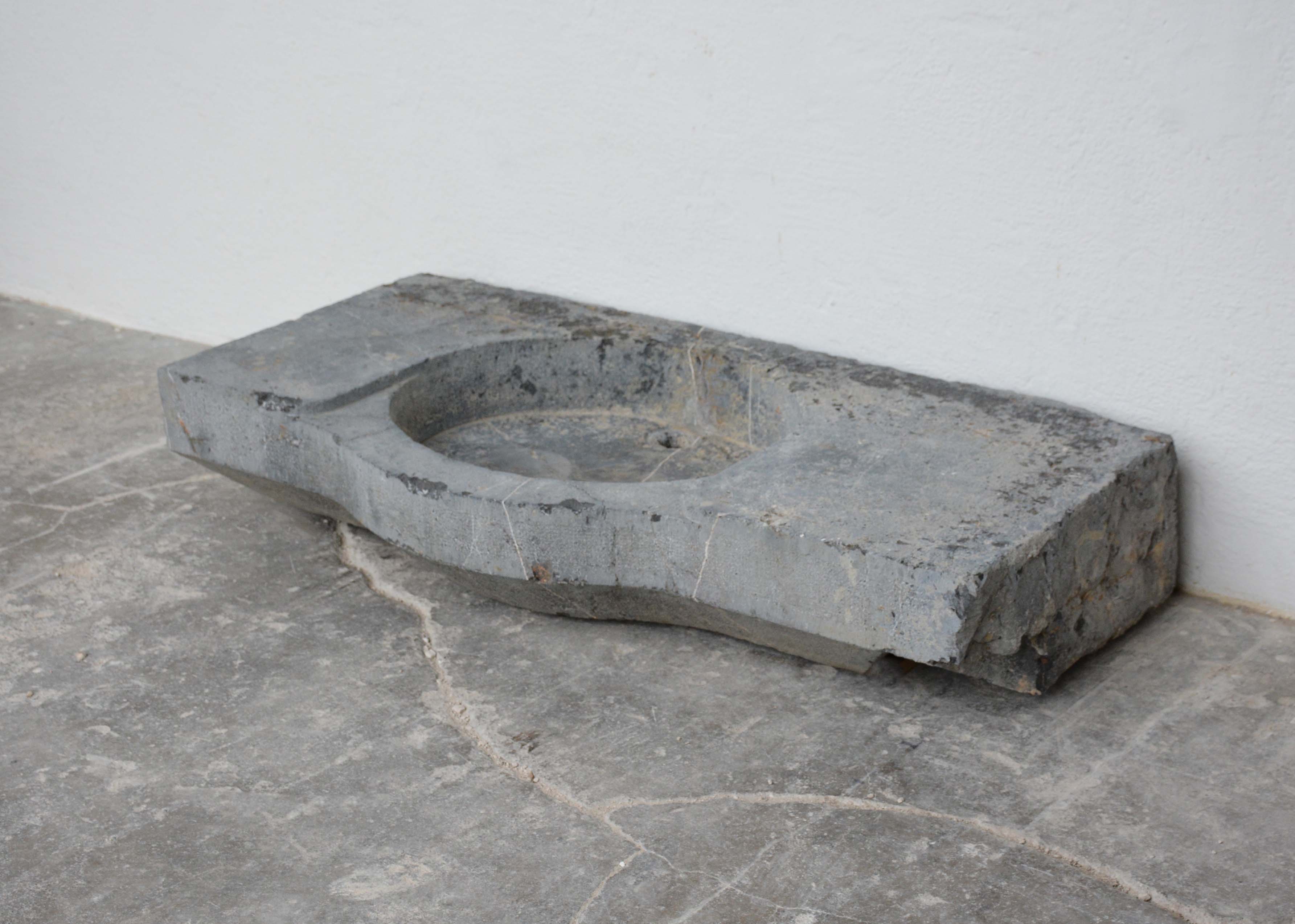 Reclaimed Limestone Sink From a Winehouse in Narbonne - image 3