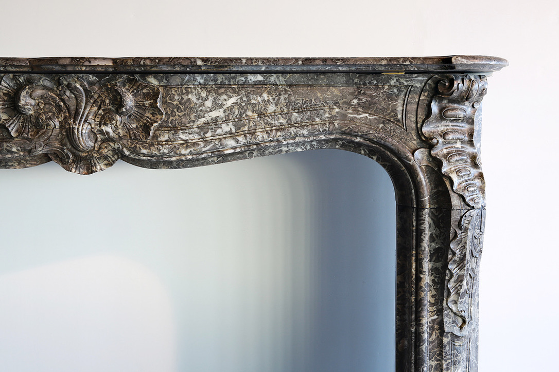 18th c. "Gris de Ardenne" Marble Cheminée from a Maison Particulière in the City Center of Bruxelles, Belgium - image 4