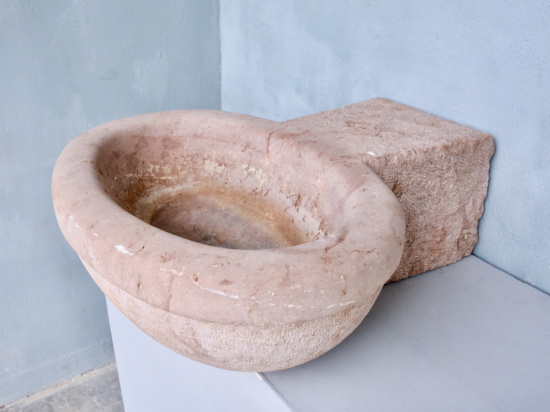 18th c. Italian Marble Hay Vessel from the horse stables of a grand property in Florence - image 2