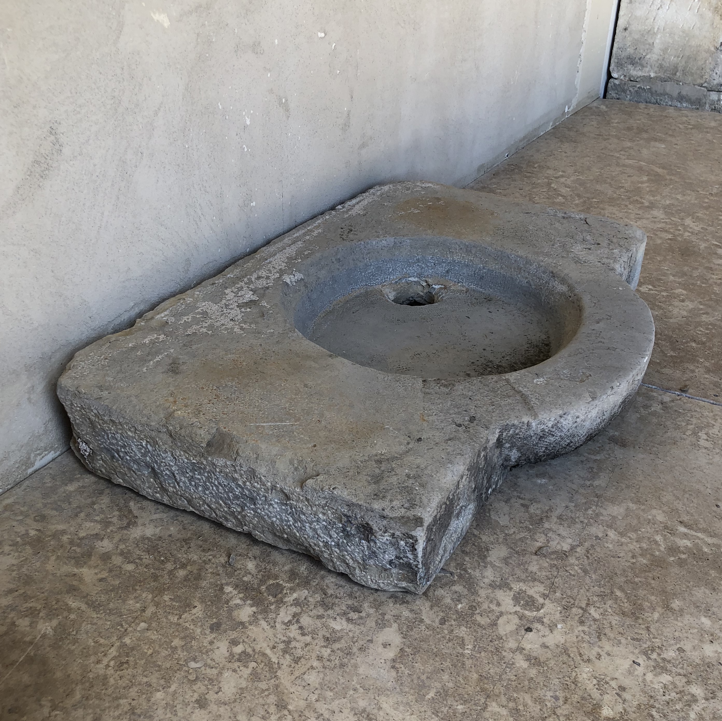 Reclaimed stone sink from Bages, Aude a Commune in France - image 3