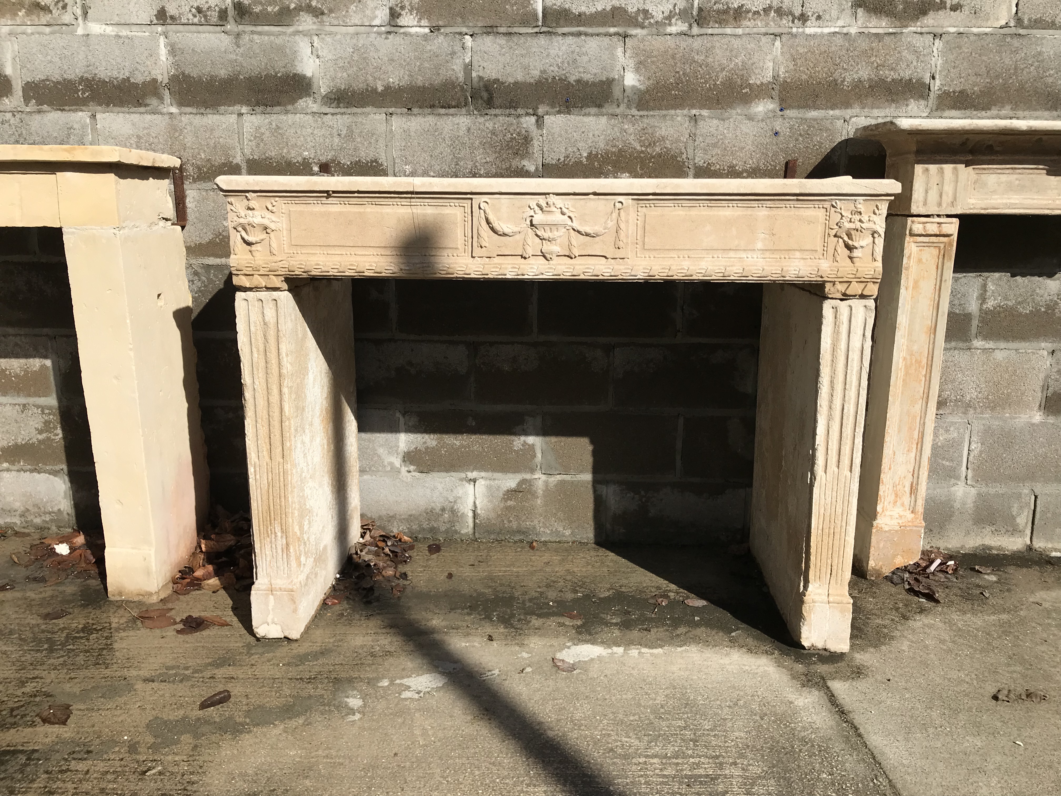 18th c. Cheminée from a Maison de Ville in Lyon, France - image 3