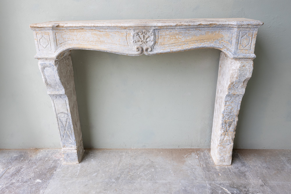 18th c. Cheminee from a Maison Particulaire in Lyon, France 
