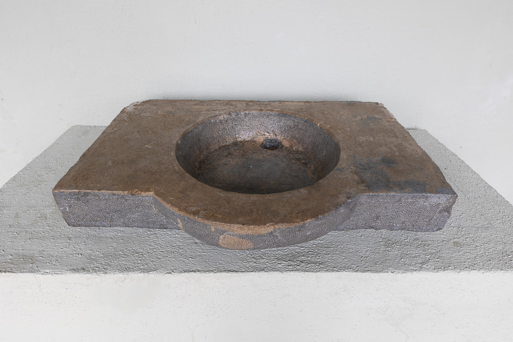 Late 18th c. Evier from a Bastide near Apt, France - image 2