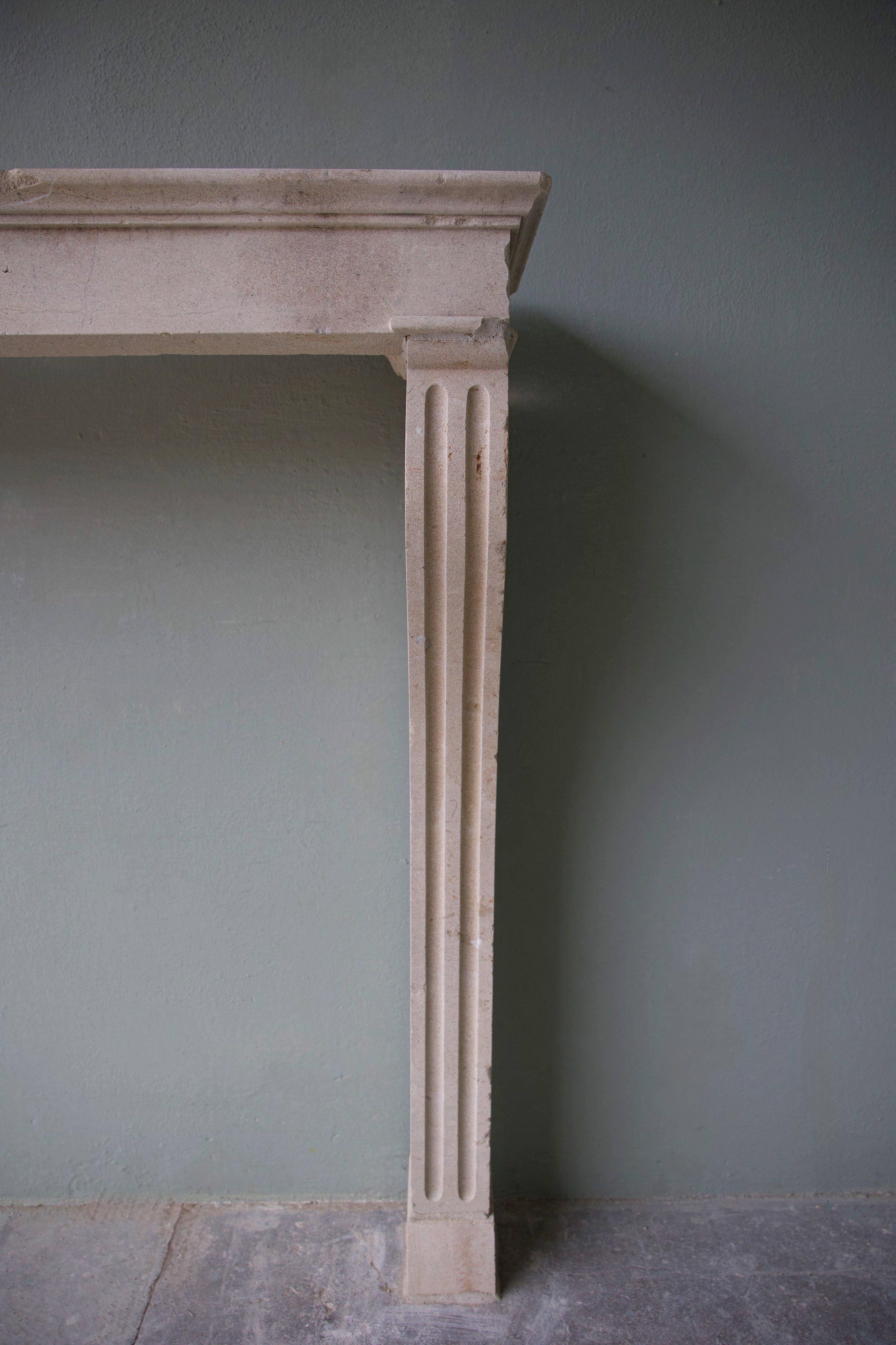 Petite late 19th c. Cheminee from a Maison de Ville in Cavaillon, France - image 3